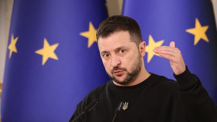 Volodymyr Zelensky le 21 novembre 2023 à Kiev (Ukraine), s'adressant à la presse lors d'une visite du président du Conseil européen Charles Michel. (UNION EUROPEENNE / HANS LUCAS / AFP)