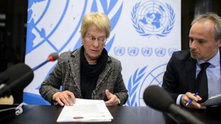 Carla del Ponte et Rolando Gomez, deux membres de la commission d'enquête de l'ONU sur la Syrie, lors de la conférence de presse du 18 février 2013 à Genève.   (AFP PHOTO / FABRICE COFFRINI)