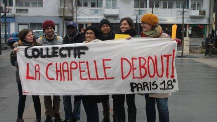 Valérie Osouf, deuxième en partant de la droite, avec les membres du collectif parisien La Chapelle debout à Calais (Pas-de-Calais), le 23 janvier 2016. (la chapelle debout)