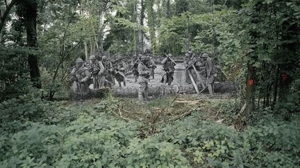 Des poilus coupent du bois pour les tranch&eacute;es &agrave; Montdidier (Somme), mars-ao&ucirc;t 1918.&nbsp;Montage image couleur Montdidier (Somme), 2013. (GUILLAUME AMAT / SIGNATURES)