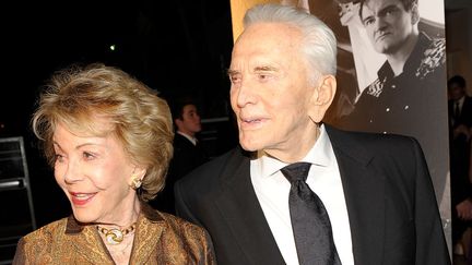 Kirk Douglas et son épouse Anne Buydens à Santa Barbara en 2009
 (Michael Buckner / Getty Images North America / AFP)