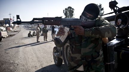 Des soldats irakiens interviennent &agrave; Dhoulouiya, au nord de Bagdad (Irak), le 30 d&eacute;cembre 2014. (JACOB SIMKIN / NURPHOTO / AFP)