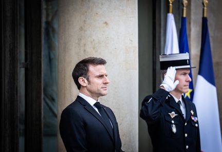 Emmanuel Macron, le 8 décembre 2024, à Paris. (XOSE BOUZAS / HANS LUCAS / AFP)