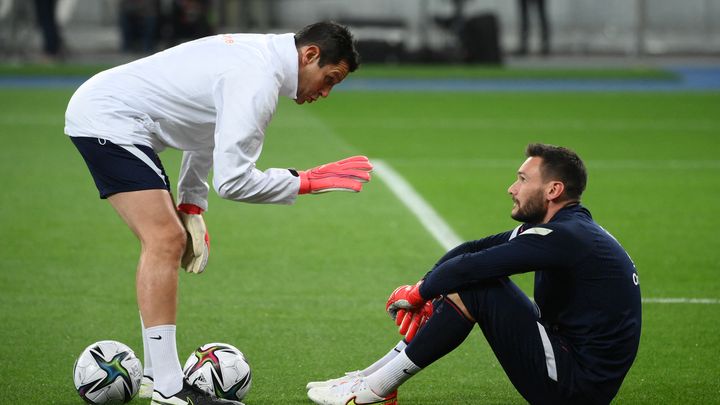 Franck Raviot avec Hugo Lloris avant un match entre l'Ukraine et la France à Kiev, le 4 septembre 2021. (FRANCK FIFE / AFP)