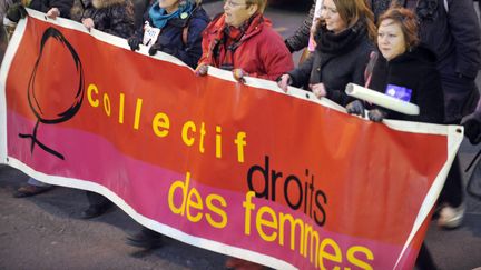 Une manifestation à l'occasion du lancement de la 3e Marche mondiale des femmes, le 8 mars 2010, à Paris. (MEHDI FEDOUACH / AFP)