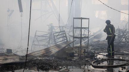 Firefighters responding after a Russian strike hit the Ukrainian capital kyiv, December 29, 2023. (OLEKSII CHUMACHENKO / ANADOLU / AFP)