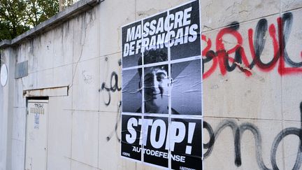 Une affiche xénophobe avec la photo de Thomas, tué à Crépol, collée sur un mur à Romans-sur-Isère (Drôme), le 22 novembre 2023. (NICOLAS GUYONNET / HANS LUCAS)