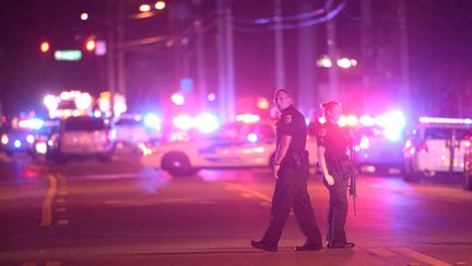 La police aux abords du Pulse, un club gay d'Orlando (Floride), th&eacute;&acirc;tre de la fusillade la plus meurtri&egrave;re de l'histoire des Etats-Unis, le 12 juin 2016. (PHELAN M. EBENHACK / AP / SIPA)