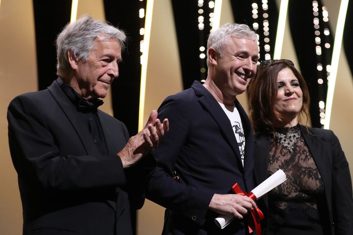 Le réalisateur français Robin Campillo (au centre), récompensé par le Grand prix pour son film "120 battements par minute" au 70e festival de Cannes, le 28 mai 2017.&nbsp; (VALERY HACHE / AFP)