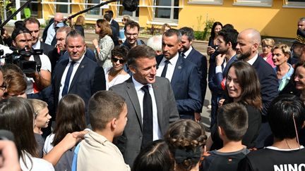 Emmanuel Macron lors d'une visite dans une école d'Orthez, en septembre 2023. (CAROLINE BLUMBERG / POOL / AFP)