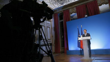 Le Premier ministre, Manuel Valls, face à la caméra, le 13 décembre 2015 à Paris, au soir du second tour des élections régionales. (THOMAS SAMSON / AFP)