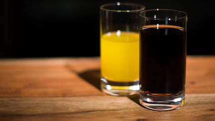 Deux verres de soda à l'orange et de soda au cola. (PICTURE ALLIANCE / PICTURE ALLIANCE)