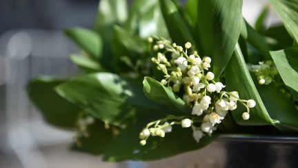 Un bouquet de muguet dans les rues de Valenciennes (Nord), le 1er mai 2018. (MAXPPP)