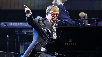 Elton John en concert à Chicago, le 5 août 2022. (KAMIL KRZACZYNSKI / AFP)