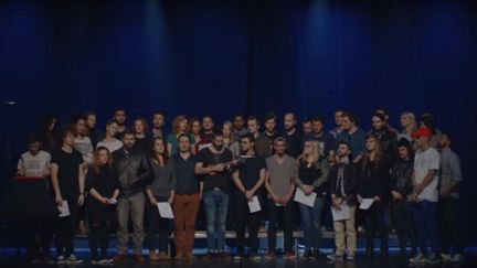 Des artistes et des youtubeurs ont interprété "Imagine" de John Lennon pour rendre hommage aux victimes des attentats du 13 novembre à Paris.