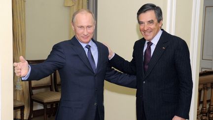 Le président russe Vladimir Poutine et l'ancien premier ministre François Fillon, le 21 mars 2013 à Moscou (Russie). (ALEXEY DRUZHININ / RIA-NOVOSTI / AFP)