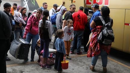 Des familles vénézueliennes&nbsp;débarquent au terminal de bus de la capitale du Pérou, Lima, le 22 août 2018. Ils ont embarqué à Tumbes, dans le nord du Pérou, quelques heures plus tôt. (GUADALUPE PARDO / REUTERS)