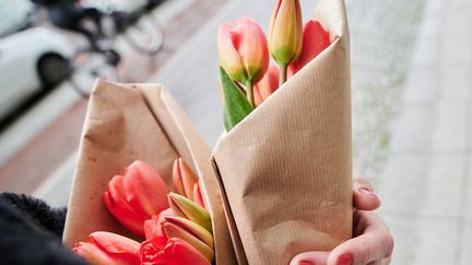 Les fleurs&nbsp;symbolisent la nature, mais souvent en apparence seulement. (ANNETTE RIEDL / DPA)