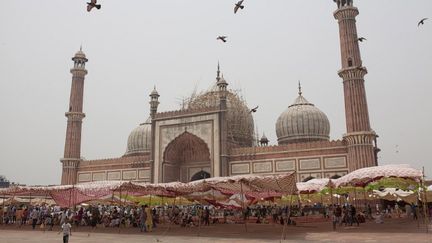 &nbsp;Des oiseaux volent au-dessus de la grande mosquée de Shahjahânabâd, en Inde. (NOEMI CASSANELLI / AFP)