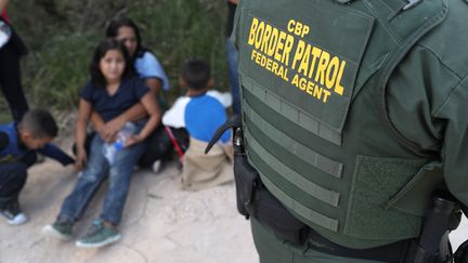 Des demandeurs d'asile venus d'Amérique centrale arrêtés par la police aux frontières américaine, le 12 juin 2018, près de McAllen au Texas (Etats-Unis). (JOHN MOORE / AFP)