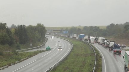 La région souhaite instaurer cette taxe à partir de 2027 pour réduire le trafic des camions sur les routes. (France 2)