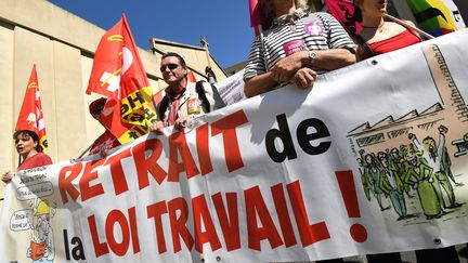 Des manifestants portent une banderole r&eacute;clamant le retrait de la loi Travail, le 17 mai 2016, &agrave; Montpellier (H&eacute;rault). (PASCAL GUYOT / AFP)