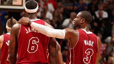 LeBron James et Dwyane Wade (Miami Heat) (ISSAC BALDIZON / NBAE / GETTY IMAGES)