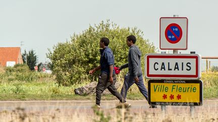 Des migrants à l'entrée de Calais (Pas-de-Calais), le 1er août 2017. (PHILIPPE HUGUEN / AFP)