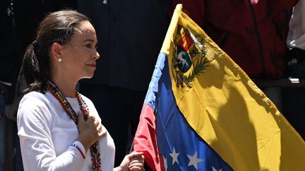 La cheffe de l'opposition vénézuélienne, Maria Corina Machado, brandit un drapeau national, lors d'une manifestation pour protester contre les résultats de l'élection présidentielle, à Caracas (Venezuela), le 3 août 2024. (JUAN BARRETO / AFP)