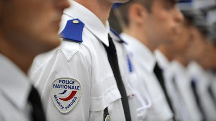 Des cadets de la R&eacute;publiques assistent &agrave; la c&eacute;r&eacute;monie de sortie de promotion, pr&eacute;sid&eacute;e par le ministre de l'Int&eacute;rieur Brice Hortefeux, le 21 ao&ucirc;t 2009 &agrave; Ch&acirc;tel-Guyon (Puy-de-D&ocirc;me). (THIERRY ZOCCOLAN / AFP)