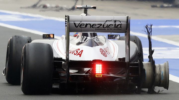 Le pilote v&eacute;n&eacute;zu&eacute;lien Pastor Maldonado porte les couleurs de son pays m&ecirc;me &agrave; l'arri&egrave;re de sa monoplace, ici &agrave; New Delhi (Inde), le 28 octobre 2012.&nbsp; (REUTERS)