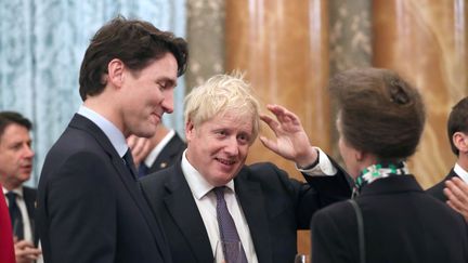 Justin Trudeau (à gauche), Boris Johnson et la princesse Anne (de dos), le 3 décembre 2019 à Buckingham Palace (Royaume-Uni).&nbsp; (YUI MOK / AFP)