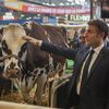 Le président de la République Emmanuel Macron et le ministre de l'Agriculture Marc Fesneau, en visite au Salon de l'agriculture, samedi 24 février 2024. (STEPHANE ROUPPERT / NURPHOTO / AFP)