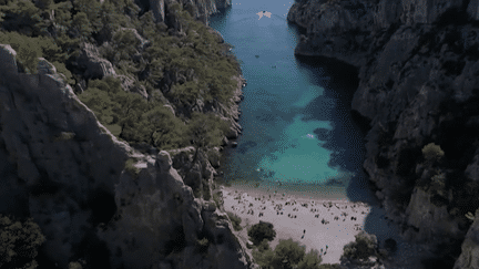 De nombreux responsables de sites touristiques s’inquiètent d’une fréquentation de plus en plus intense, et réfléchissent à en limiter l’accès. C’est le cas déjà à Port-Cros (Var), mais également dans les Calanques de Marseille (Bouches-du-Rhône) et sa région. (franceinfo)