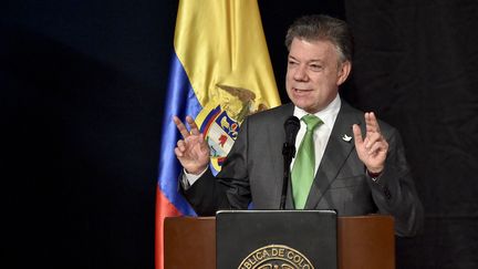 Le président colombien, Juan Manuel Santos, s'exprime lors de l'inauguration d'un salon littéraire, le 19 avril 2016, à Bogota (Colombie). (GUILLERMO LEGARIA / AFP)