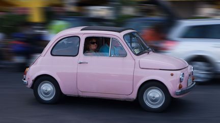 Une Fiat 500 rose à Naples en 2006
 (Purcell-Holmes / Robert Harding Heritage / robertharding / AFP)