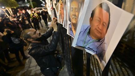 Un journaliste participe à une manifestation contre le meurtre de six journalistes, à Mexico, devant le ministère de l'Intérieur, le 14 février 2022. (PEDRO PARDO / AFP)