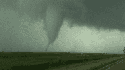 Uneimpressionnante tornade s'est formée&nbsp;à l'ouest de Dodge City (Etats-Unis), mardi 24 mai 2016. (AP)