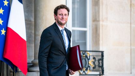 
Le secrétaire d'Etat aux Affaires européennes Clément Beaune sortant de l'Elysée, le 8 septembre 2021. (XOSE BOUZAS / HANS LUCAS / AFP)