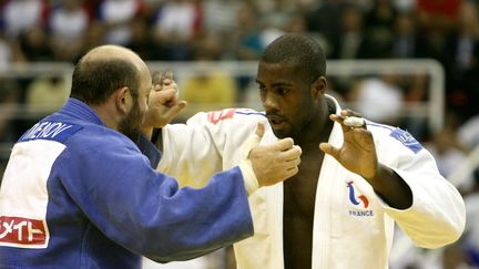 La première d'une longue série. Le 13 septembre 2007, Teddy Riner, alors âgé de 18 ans, devient le plus jeune champion du monde de l'histoire des plus de 100kg à Rio de Janeiro (Brésil). Il succède à David Douillet, décoré dix ans plus tôt. (MAXPPP)