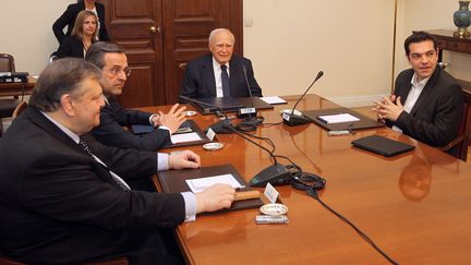 Le pr&eacute;sident Karolos Papoulias (centre) re&ccedil;oit le socialiste Evangelos Venizelos (1er plan), le conservateur Antonis Samaras (gauche) et Alexis Tsipras, leader du parti d'extr&ecirc;me-gauche Syriza&nbsp;(droite), le 13 mai 2012 &agrave; Ath&egrave;nes.&nbsp; (ORESTIS PANAGIOTOU / MAXPPP)