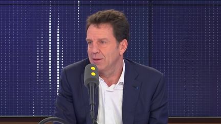 Geoffroy Roux de Bézieux, président du Medef, dans les&nbsp;studios de franceinfo. (FRANCEINFO / RADIOFRANCE)