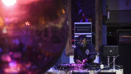 Un Dj portant un masque au bar Balrock, le 1er juillet 2020 à Paris&nbsp; (ALAIN JOCARD / AFP)