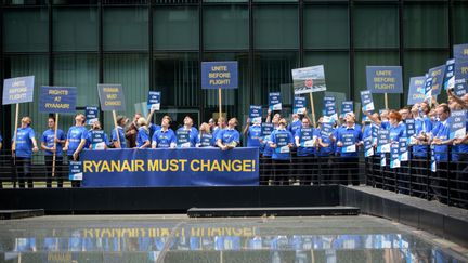 Des pilotes en grève de la compagnie Ryanair manifestent, le 10 août 2018, à Francfort en Allemagne.
  (GETTY IMAGES)