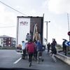 Des migrants profitent du fait qu'un camion &agrave; destination de l'Angleterre s'arr&ecirc;te &agrave; un stop pour tenter de s'introduire &agrave; l'int&eacute;rieur, le 9 octobre 2014, &agrave; Calais. (MAXPPP)