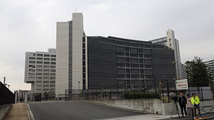 L'entrée du centre de détention de Tokyo, où Carlos Ghosn est retenu.&nbsp; (FRANCK ROBICHON / MAXPPP)