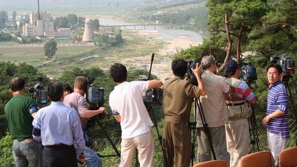 Destruction d'une tour d'un réacteur nucléaire sur le complexe atomique de Yongbyon en Corée du Nord, le 27 juin 2008, en présence de médias étrangers. (MAXPPP)