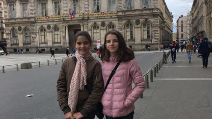 Héloise et Juliette, face à l'Hôtel de Ville de Lyon. (Ingrid Pohu)