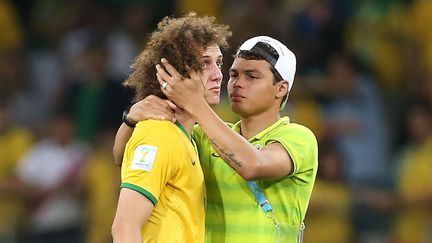 Le capitaine de la Sele&ccedil;&atilde;o Thiago Silva (droite) r&eacute;conforte David Luiz (gauche), apr&egrave;s l'&eacute;crasante victoire de l'Allemagne face au Br&eacute;sil (7-1) en demi-finale de la Coupe du monde de football, &agrave; Bello Horizonte, le 9 juillet 2014. (IAN MACNICOL / COLORSPORT / SIPA)