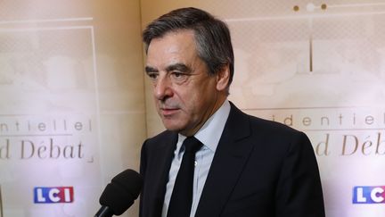 François Fillon arrive pour participer au débat organisé entre cinq candidats à l'élection présidentielle, le 20 mars 2017 sur TF1. (PATRICK KOVARIK / POOL / AFP)